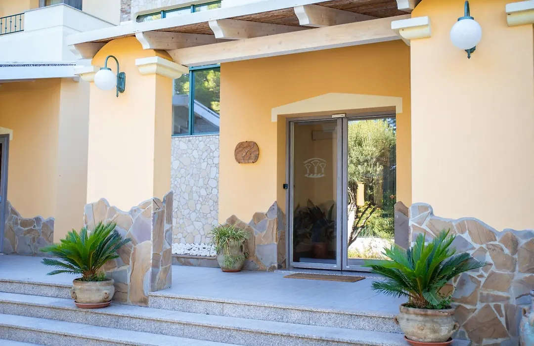 Hotel Cala Dei Pini-1