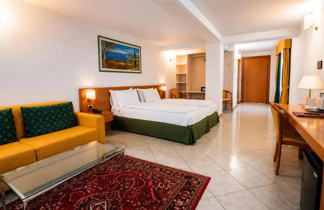 Hotel Capri Bardolino 3S-1