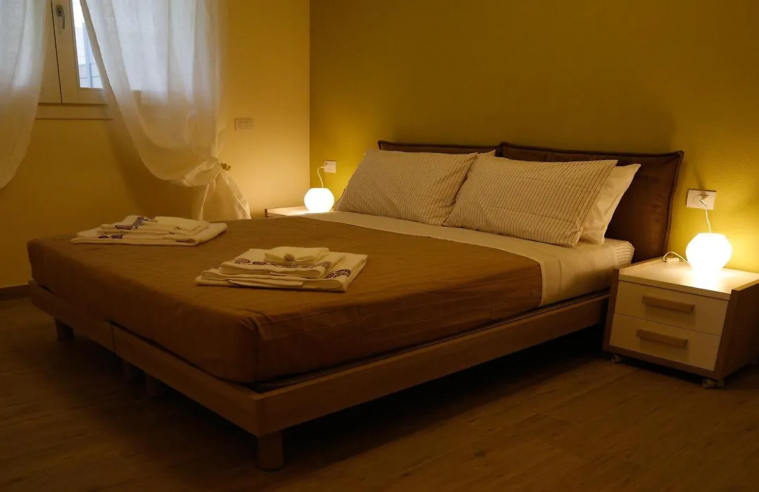 ampio appartamento con giardino e box-1