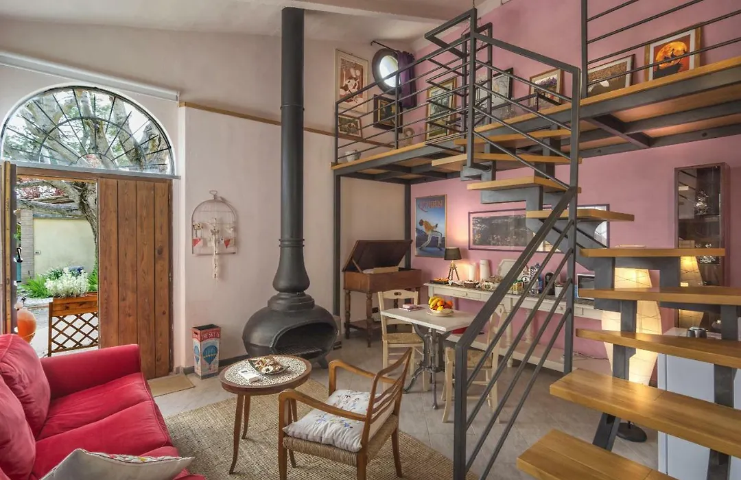 Bed And Breakfast Queen-1