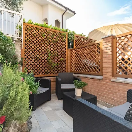 La Roccia Fiorita Appartamento con giardino e Jacuzzi-2