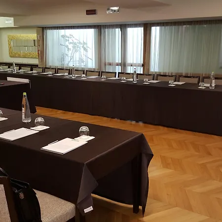 Breaking Business Hotel-3