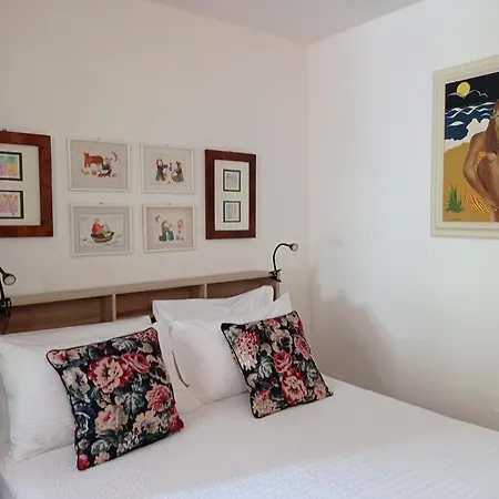 B&B S. Trinita 18 Suites & Rooms-2