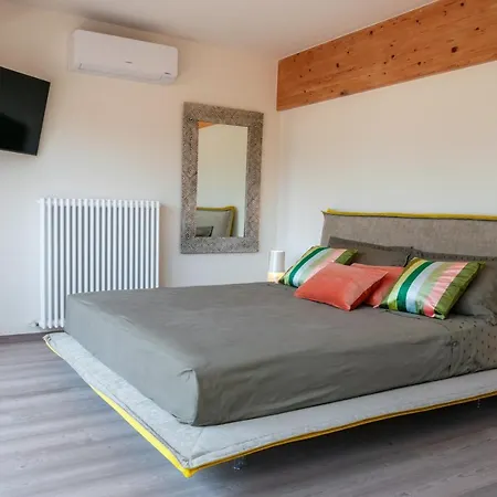 Charming Loft - Private Hot Tub & Free Parking-2