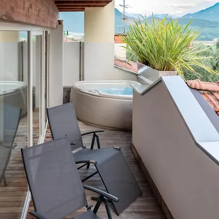 Charming Loft - Private Hot Tub & Free Parking-3