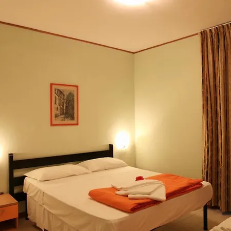 Apartment 3 Beds In Residence With Swimming-Pool Bed And Bath Linen Included-3