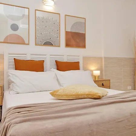 Opera Inn Suites - Rooms And Apartments-2