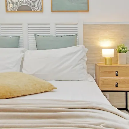 Opera Inn Suites - Rooms And Apartments-3