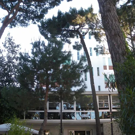 B&B Promenade Hotel Simple con Piscina-2