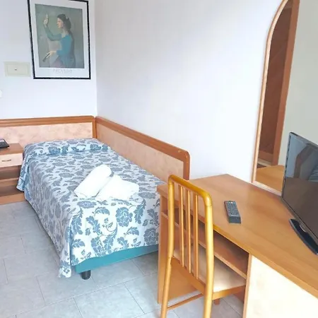President Pool & Room-2