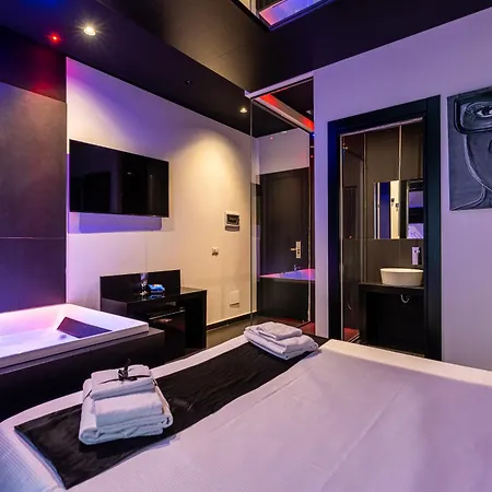 Maximum Hub Suite&Spa-3