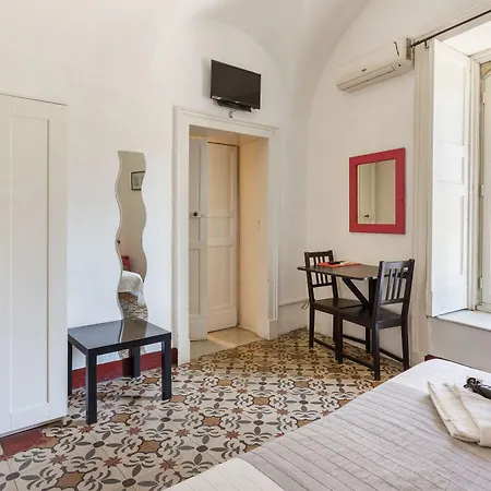 Da Gianni E Lucia Rooms With Bathroom In The City Center-2