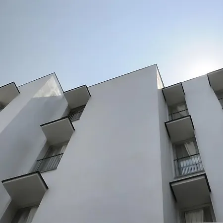 Rolling Hotel-2