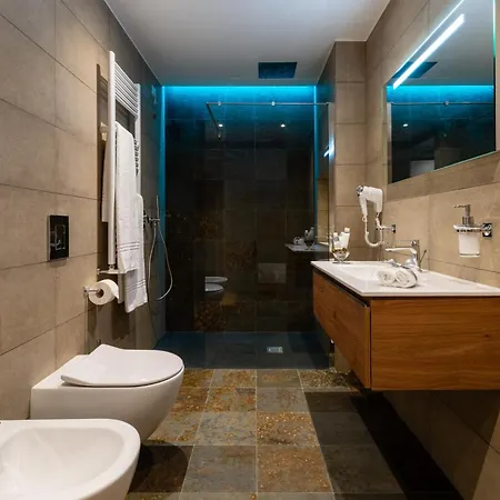 Marcus Suite-2