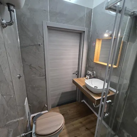 Vanzi Rooms-3