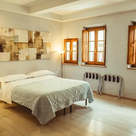 Guesthouse Via Di Gracciano - Adults Only-3