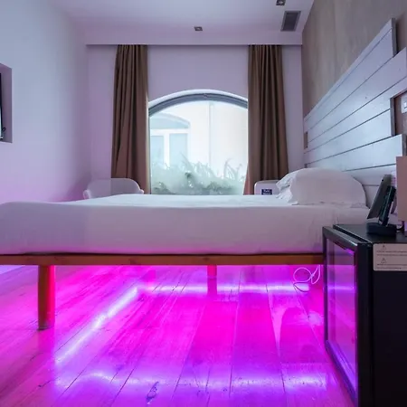 Colosseum Jacuzzi Suites-2