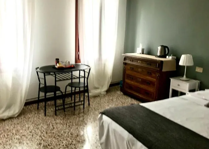 Venice And Venice Apartments - Private Rooms In Shared Apartment