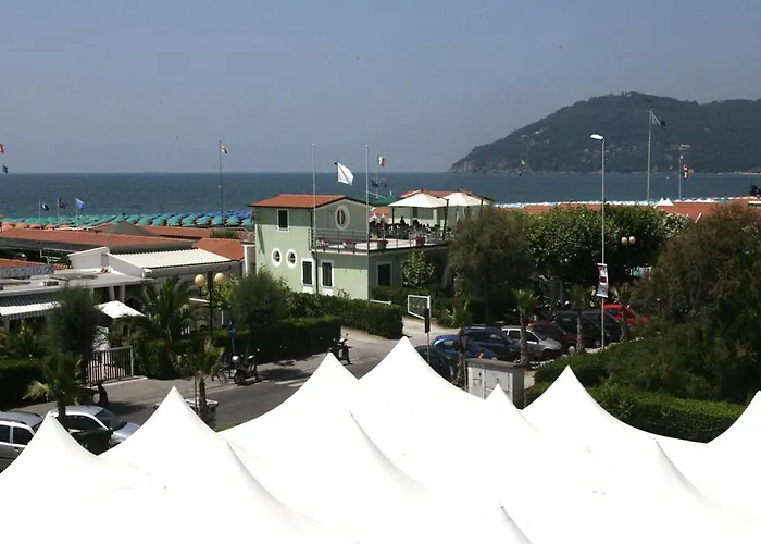 Hotel Tenda Rossa Marina Di Carrara