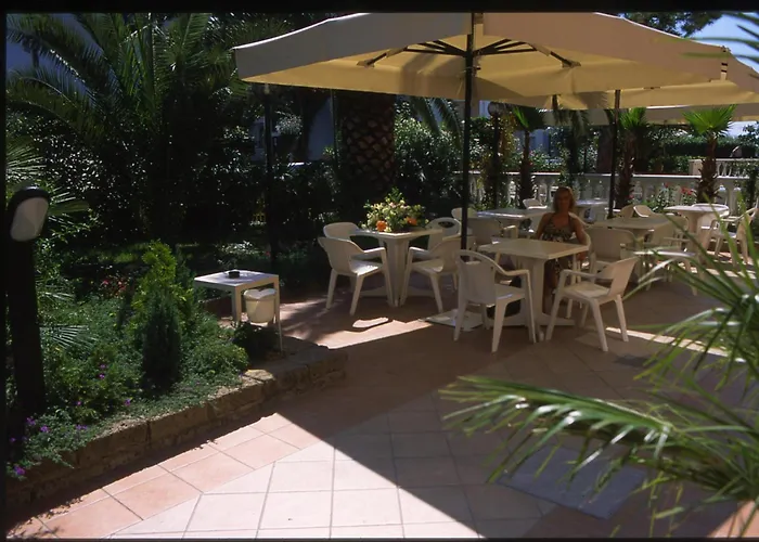 Hotel Rivadoro-Spiaggia ombrellone e lettini-Piscina-Parcheggio Martinsicuro