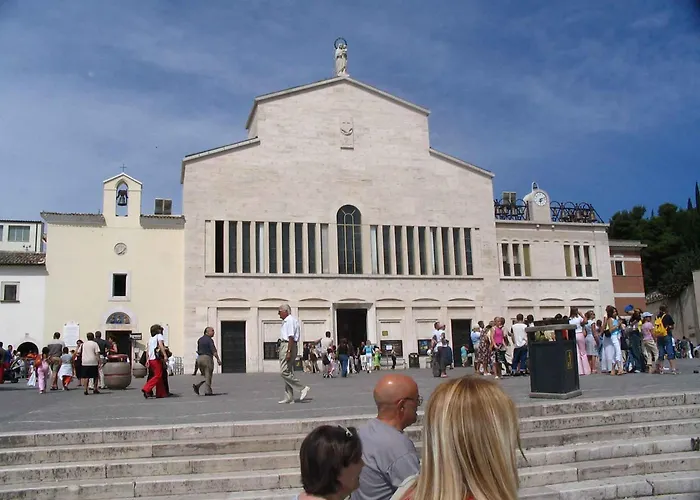 Hotel e Appartamenti La Solaria con parcheggio gratuito a soli 450 MT dalla nuova Basilica di Padre Pio San Giovanni Rotondo