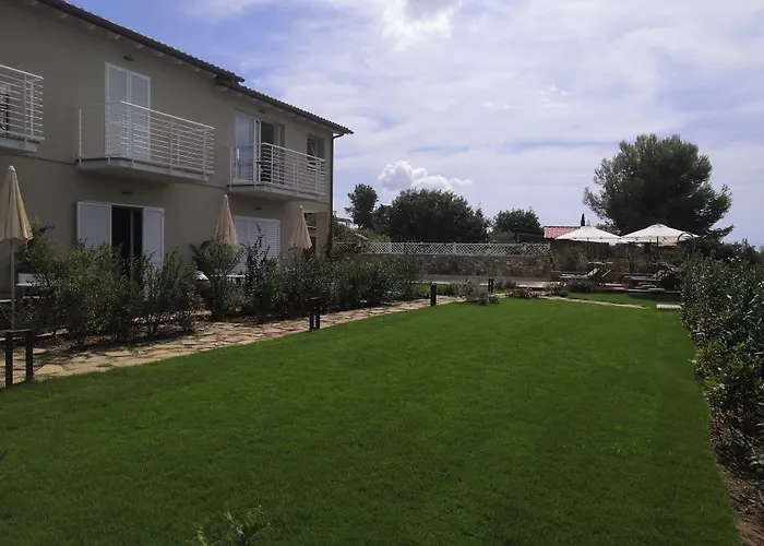 Hotels in Lacona