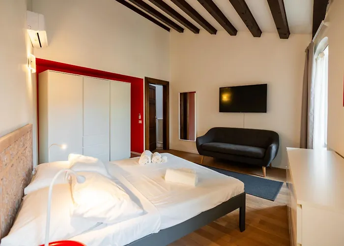 Bed and Breakfast La Finestra Sul Ponte By Postcardsfrom Werona