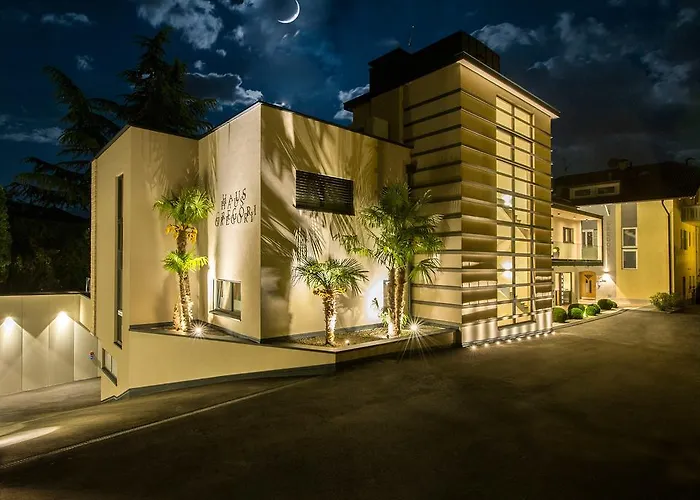 Haus Gregori Modern & Central Stay In Vineyard With Rooftop & Served Breakfast Caldaro